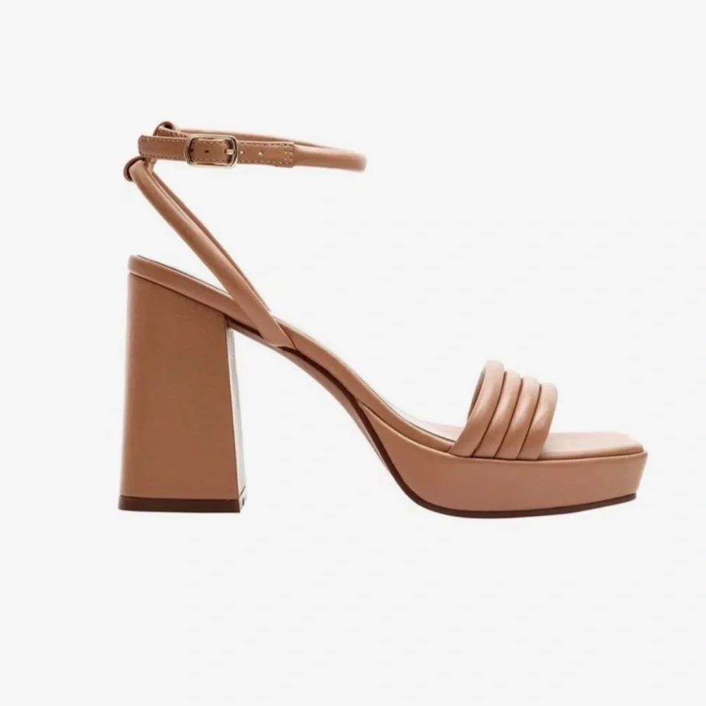 Línea Paola Eve Platform Ankle Strap Sandal‎